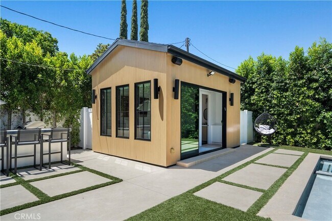 Building Photo - 17631 Tarzana St