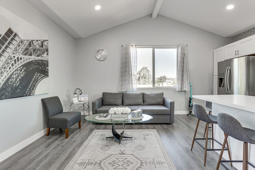 Building Photo - 2022 Avenida Del Diablo