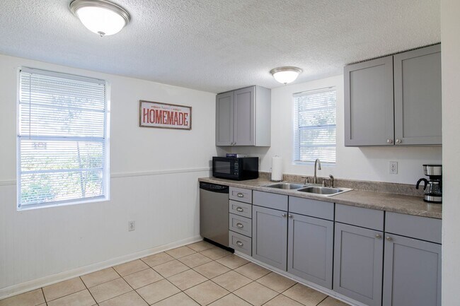 Building Photo - Bright & Comfortable 3 Bed/2.5 Bath Pensac...