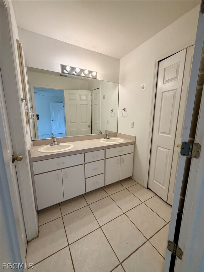 Building Photo - 4620 SW 13th Ave