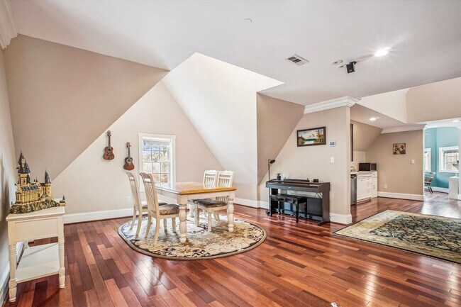 Building Photo - Stunning and Spacious Single Family Home S...