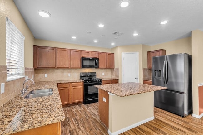 Building Photo - 1608 Pointe Leone