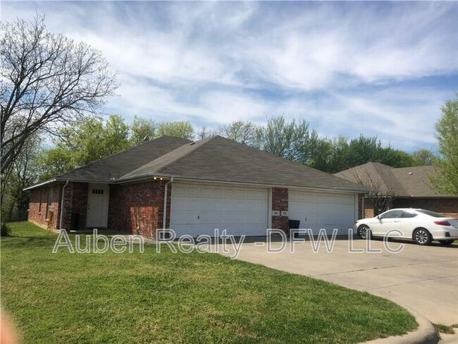 Primary Photo - 114 Honey Bee Dr