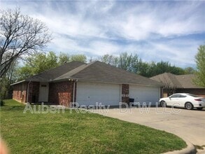 Building Photo - 114 Honey Bee Dr