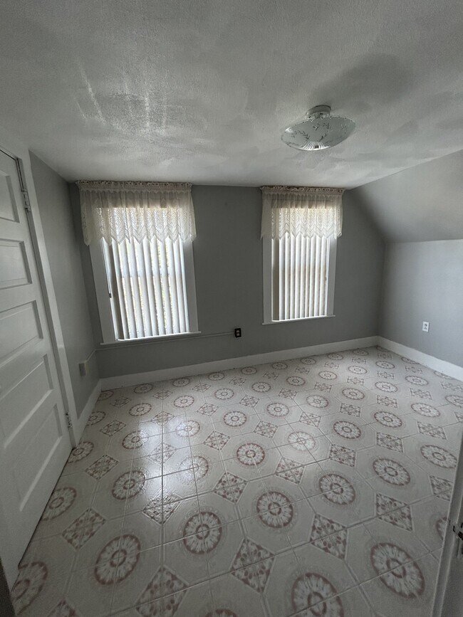 Building Photo - 58 Maple St