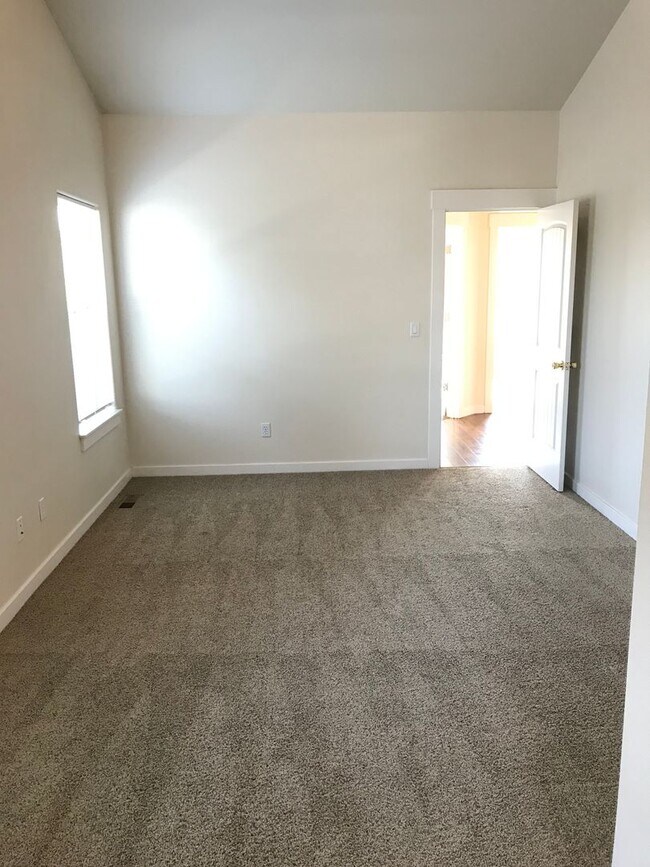 Building Photo - Hard to find 4 Bed, 3 Full Bath Home
