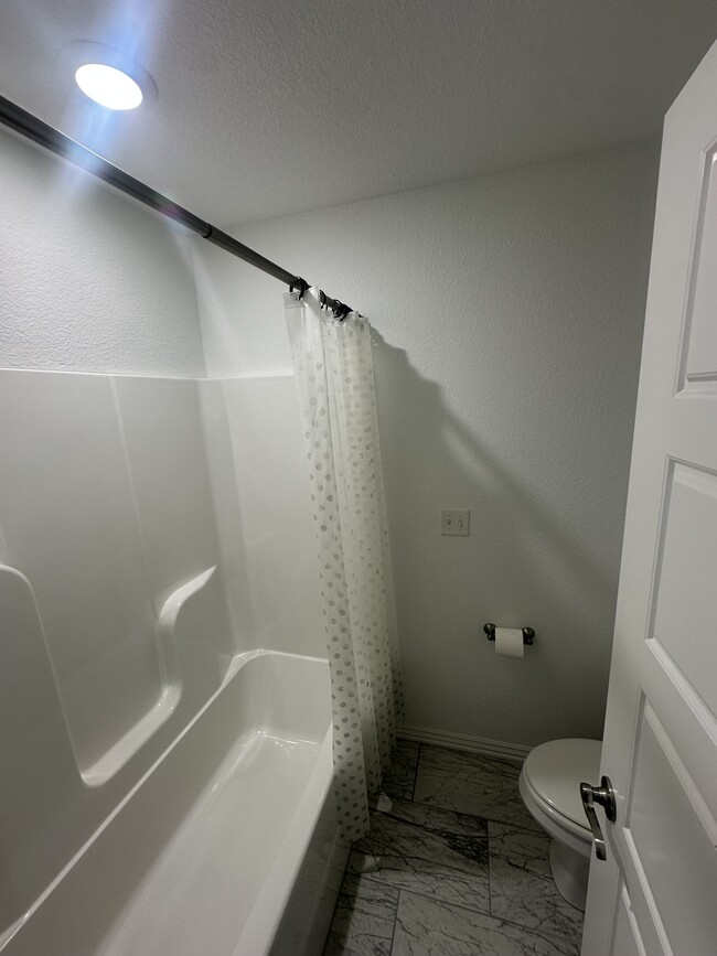 Building Photo - 1021 Lakeview Dr