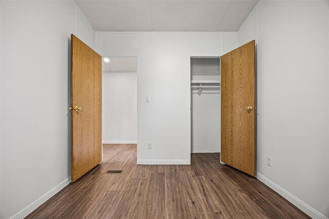 Building Photo - 184 Oak Forest Ct