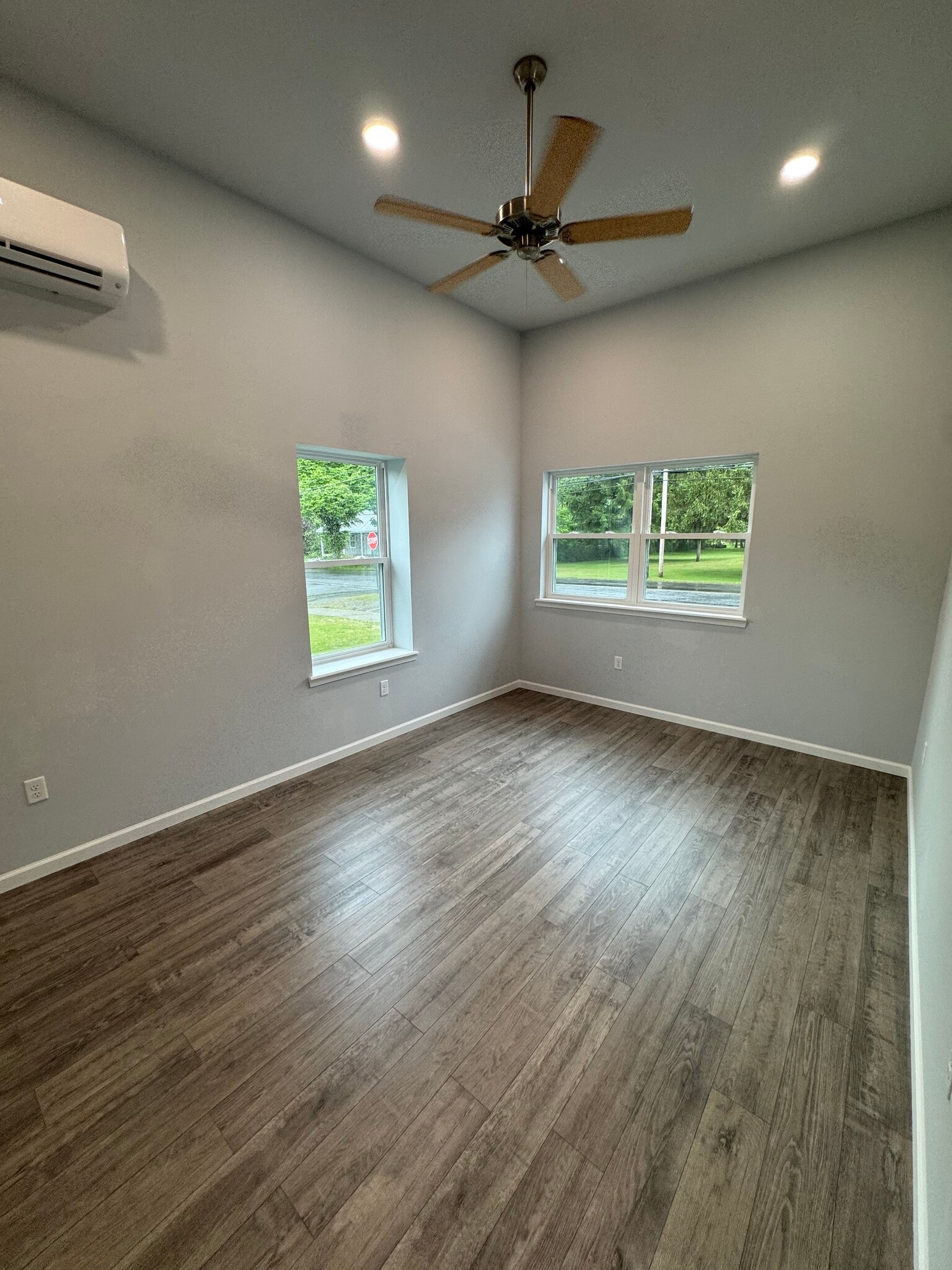 Front bedroom - 415 W Butler Dr
