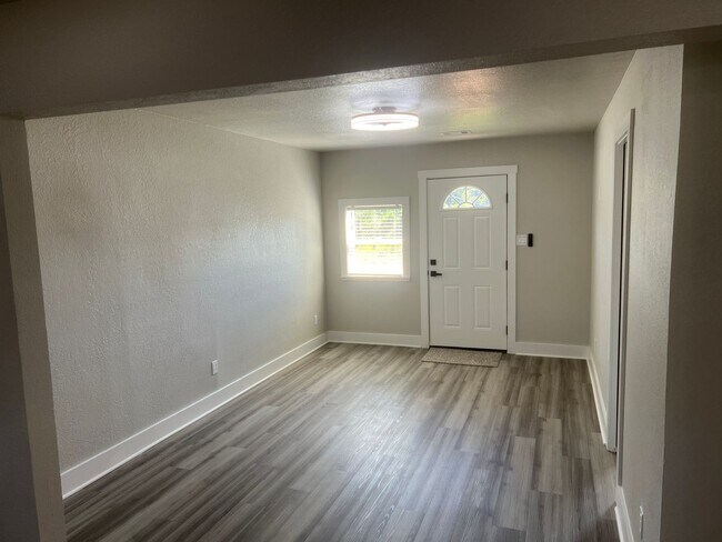 Building Photo - 2162 Airport Rd