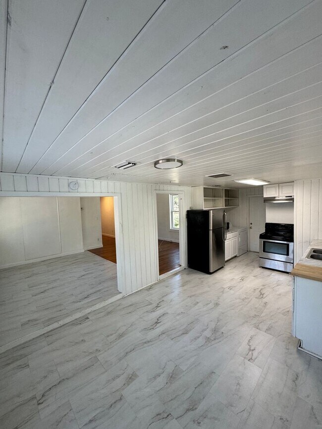 Building Photo - 3B/2.5B Home + 2 Flex Rooms –  One Block from FSU Stadium/Available by January 2027