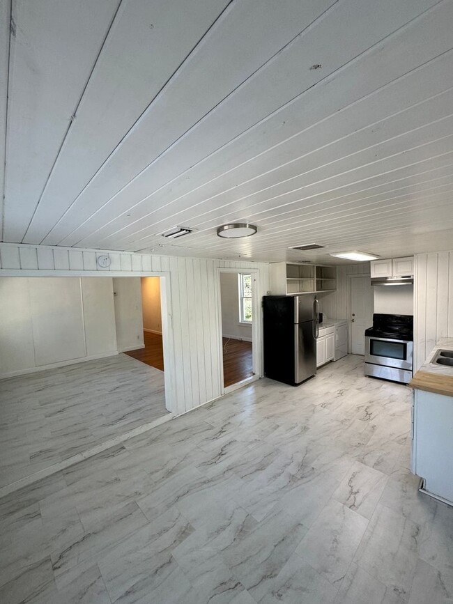 Building Photo - RENT REDUCED! & $1000 OFF 1st Mo. Rent - 3B/2.5B Home + 2 Flex Rooms –  One Block from FSU Stadium