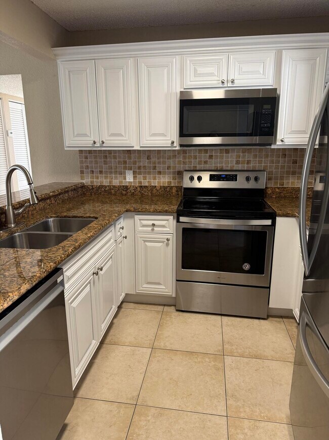 Building Photo - 1540 Lake Crystal Dr