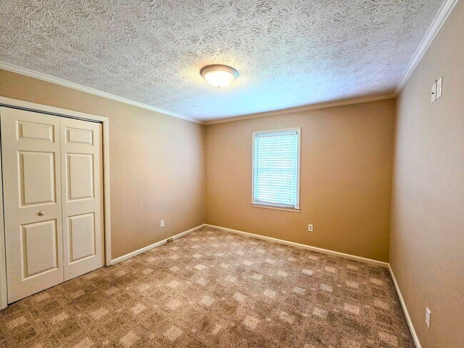 Building Photo - 3 Bedroom Brick Home