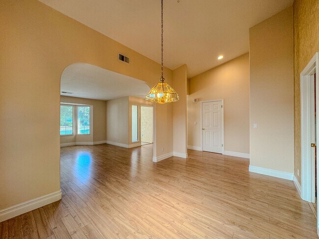 Building Photo - Lovely 3 Bedroom Home!
