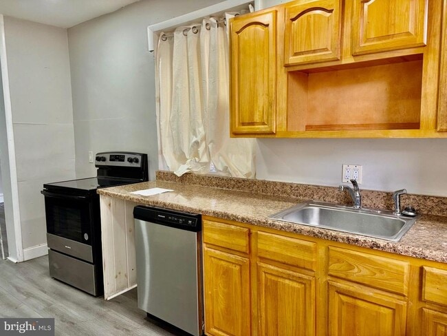 Building Photo - 831 S 59th St