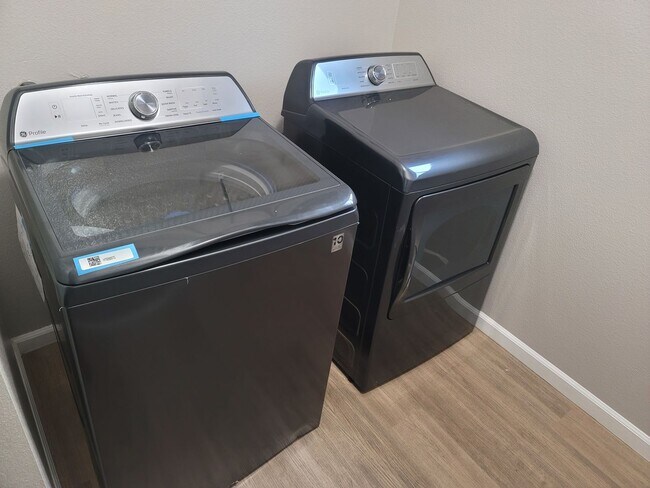 Building Photo - AVAILABLE NOW! 3 Bedroom Condo Near The Galleria