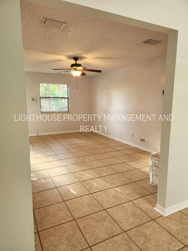 Building Photo - Beautifully Updated 3/2 One Mile from Beach!