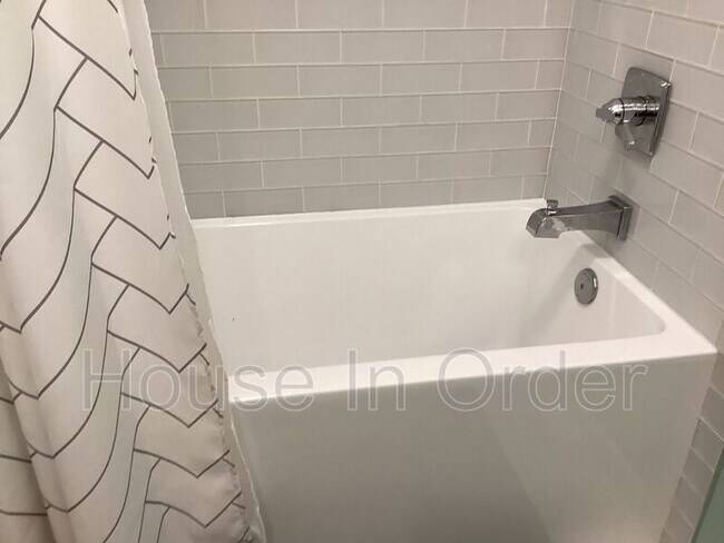 Building Photo - 23 Moore Ave