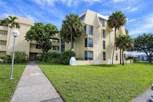 Building Photo - 950 NE 199th St