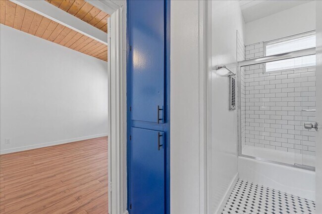 Building Photo - 6114 Cahuenga Blvd