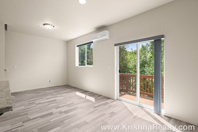 Building Photo - Eco-Friendly & Modern Townhome in Hazel Dell North