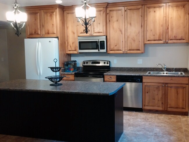 Building Photo - Spacious Alpine Home w/ Separate Basement ...