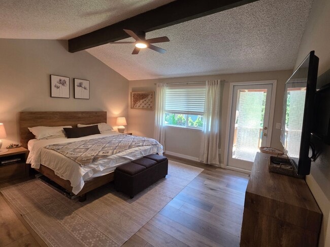Building Photo - Lea Hill tri-level home - 3 bedroom 2.5 bath home - Feels like new/ Remodeled - A Must see - Avai...