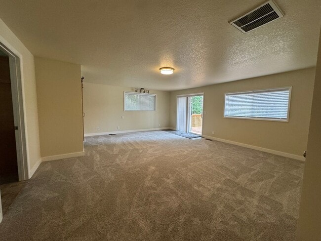 Building Photo - River Front Property