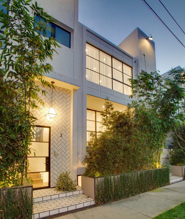 Building Photo - 6688 Fountain Ave