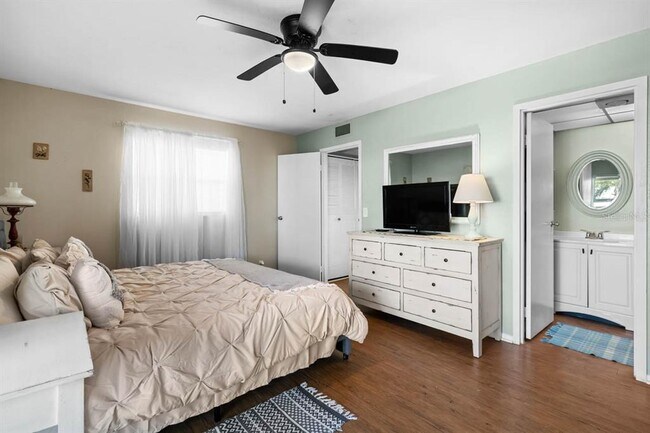 Building Photo - 1802 Bedford Terrace