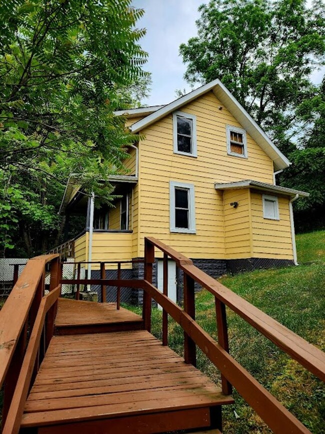 Building Photo - 2 Bedroom House near Downtown - Available ...