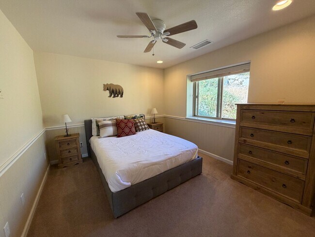 Building Photo - 799 Lookout Point Cir