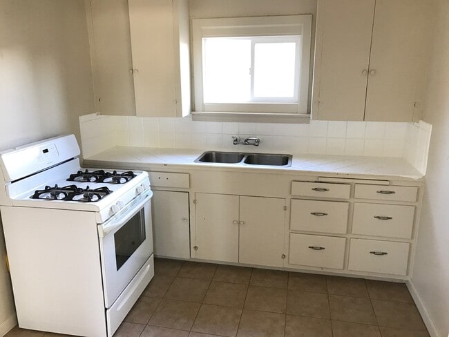 Building Photo - 605 E 10th St