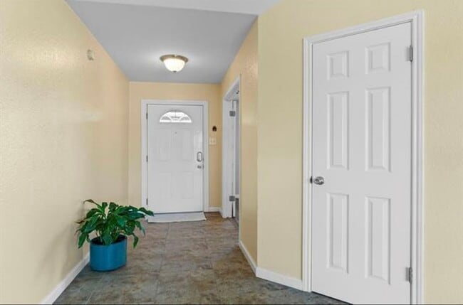 Building Photo - 6704 Bellehaven Dr