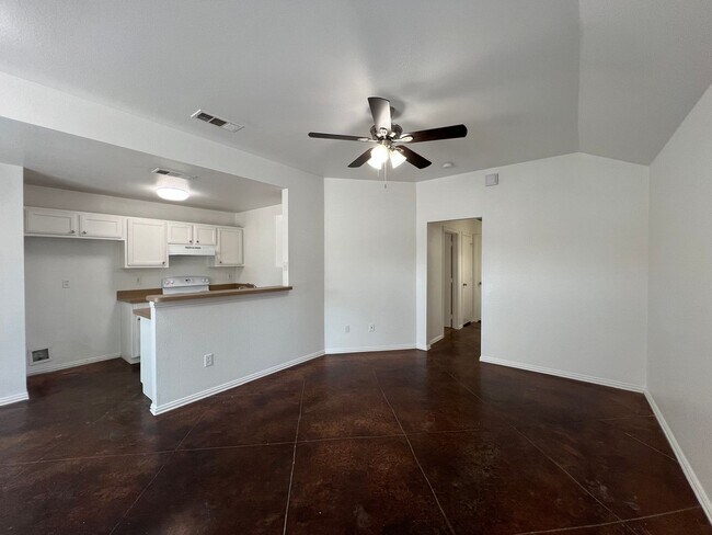 Building Photo - Oakwood521 Units A/B