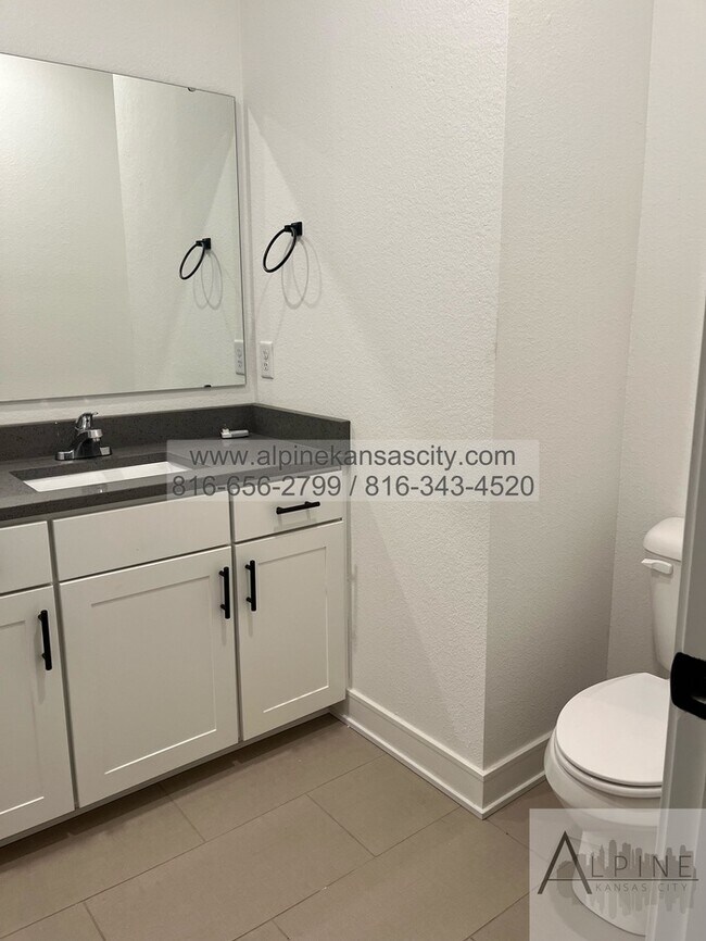 Building Photo - Beautiful Parkville Town Home Coming Soon!