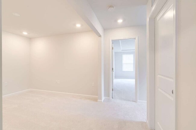 Building Photo - End-unit 3 bedroom townhome with Screened Porch!