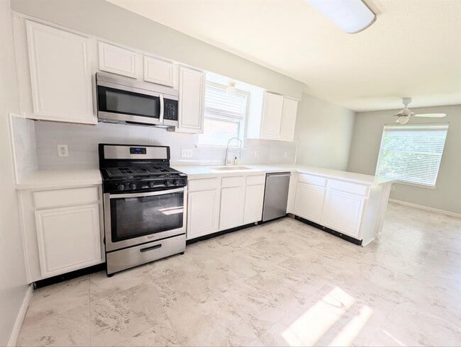 Building Photo - 4521 Stonebridge Dr