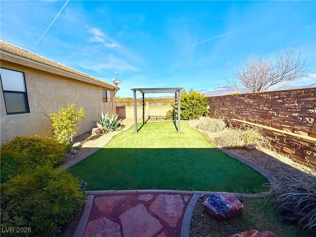 Building Photo - 3530 E Vineyard Dr