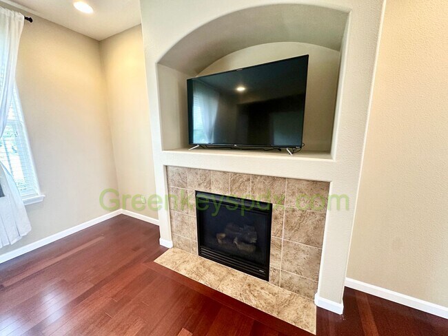 Building Photo - Beautiful 3 Bedroom 2.5 Bath House with fu...