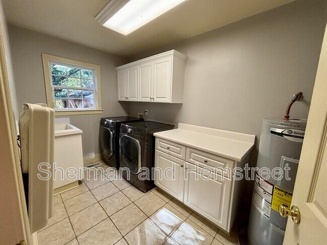 Building Photo - 2214 Kimberly Dr