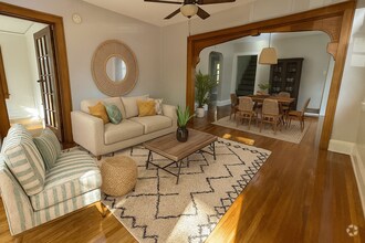 Building Photo - Huge 6 Bed with 2 Bonus Rooms for Den/Offi...