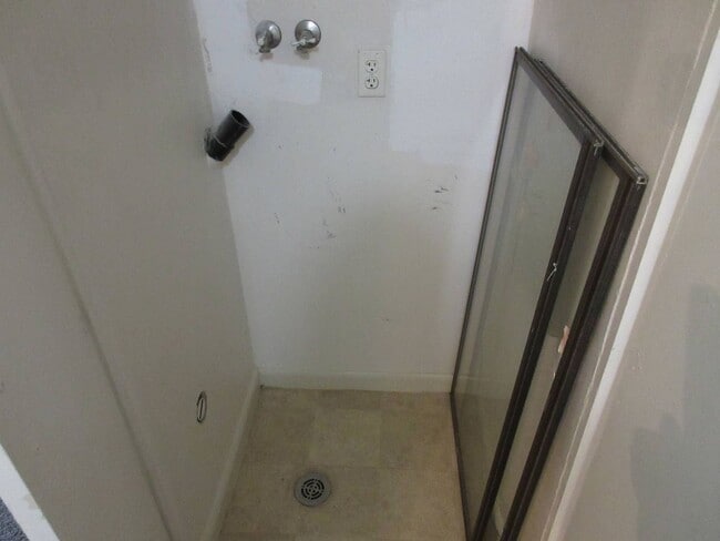 Building Photo - 2 bedroom, 1.5 bathroom, 2 Story Apartment in the Heart of Town