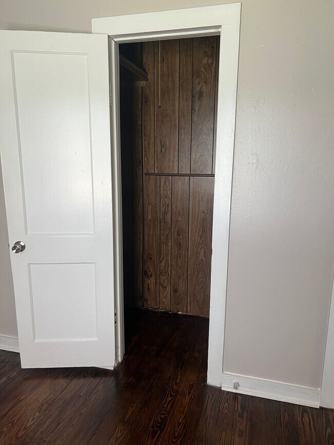 Building Photo - Unlock Your Next Door..3/2 Located Downtown Burleson