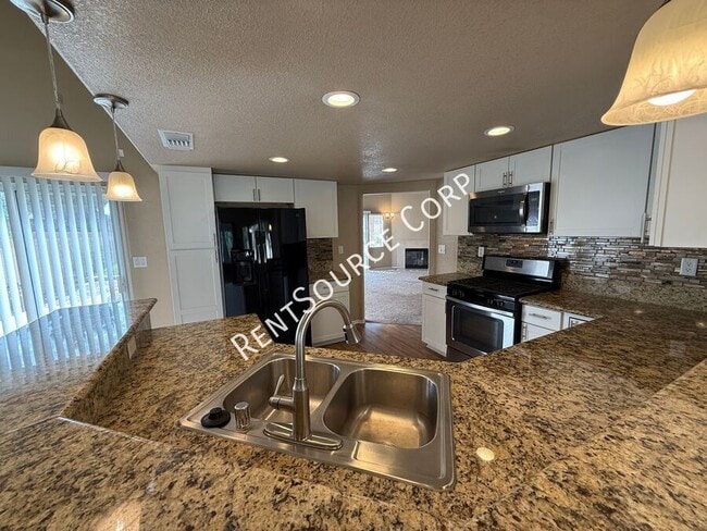 Building Photo - 40270 Homeridge Dr