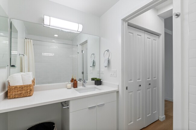 Building Photo - 1650 W Roscoe St