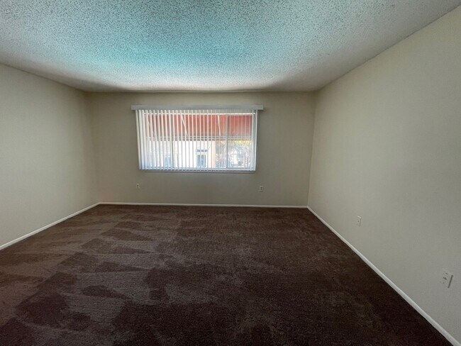 Building Photo - Large 2 Bedroom, 1 1/2 Bathroom Condo Available Immediately!