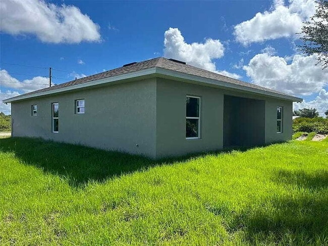 Building Photo - Coastal Comfort Awaits: Spacious 3-Bed, 2-...