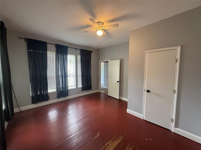 Building Photo - 1129 Saucedo St